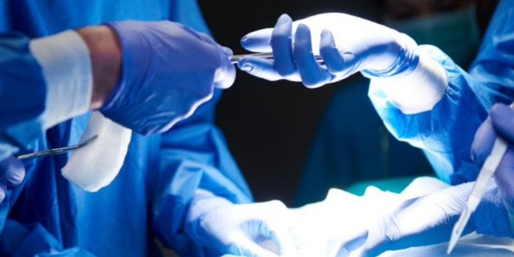 Lead caps protect the brain area of invasive cardiologists from scatter radiation during procedures